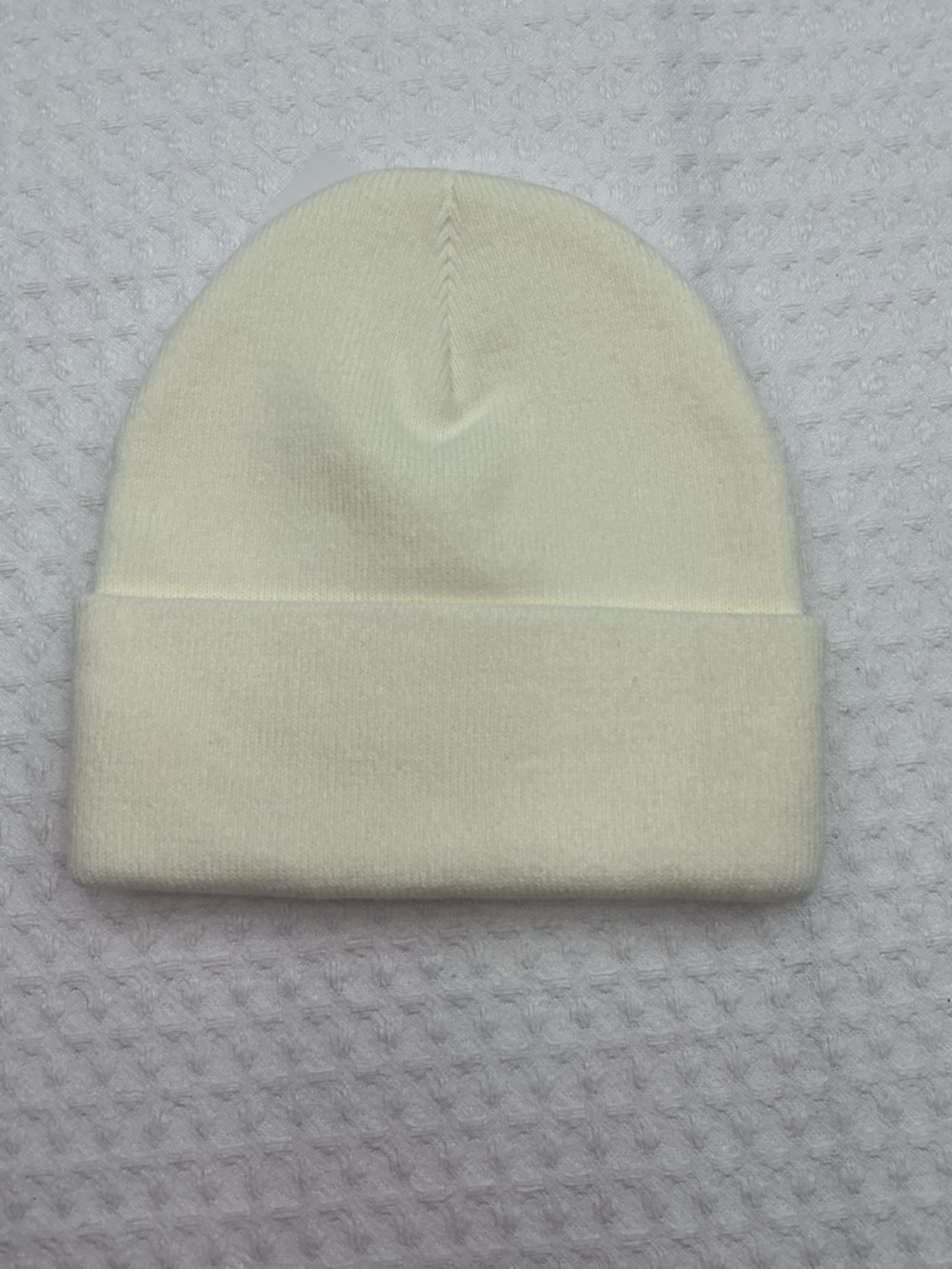 ALO Yoga Cream Knit Beanie with Black Logo - Picture 4 of 4